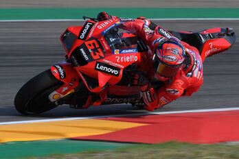 Francesco Bagnaia pilota su Ducati en el GP de Aragón que se disputa en Motorland. (Lluis GENÉ/AFP)