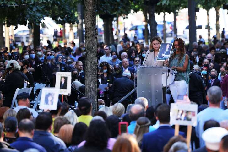 Irailaren 11ko erasoen biktima guztien izenak irakurri dituzte ekitaldian. (Michael M. SANTIGO/AFP)