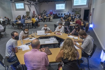 125 lagunak talde txikitan banatu dira, bakoitzean zazpi pertsona eta dinamizatzaile batekin. (Andoni CANELLADA / FOKU)