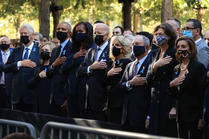 El presidente Joe Biden y la primera dama junto a los expresidentes Bill Clinton y Barack Obama, sus esposas, el exalcalde de Nueva York y la presidenta de la Cámara de Representantes. (AFP)