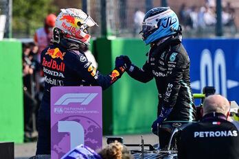 Verstappen y Bottas se saludan tras la clasificación al sprint en el GP de Italia en Monza. (Andrej ISAKOVIC/AFP)