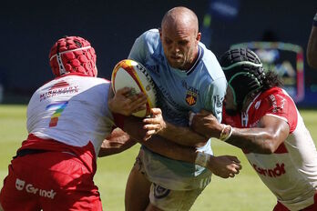 Los jugadores del Biarritz Mathieu Hirigoyen y Francis Saili cierran el paso al atacante del Perpignan Mathieu Acebes. (RAYMOND ROIG / AFP) 