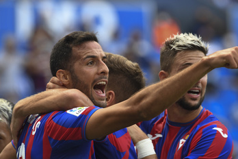 Los jugadores azulgranas celebran el primero de los dos goles de Stoichkov. (Jon URBE/FOKU) 