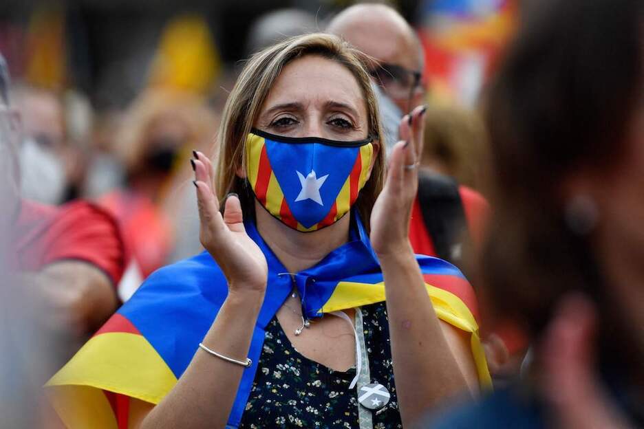 Una mujer aplaude durante la movilización de la ANC. (Pau BARRENA/AFP)