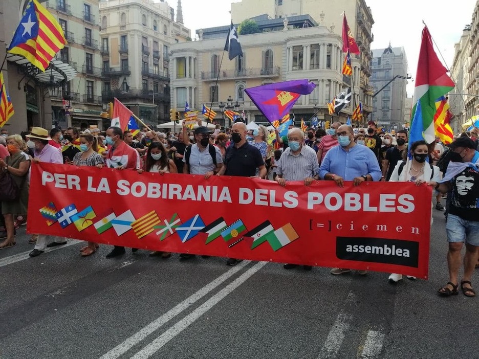 Los representantes de otras naciones invitados a la movilización. (@assemblea)