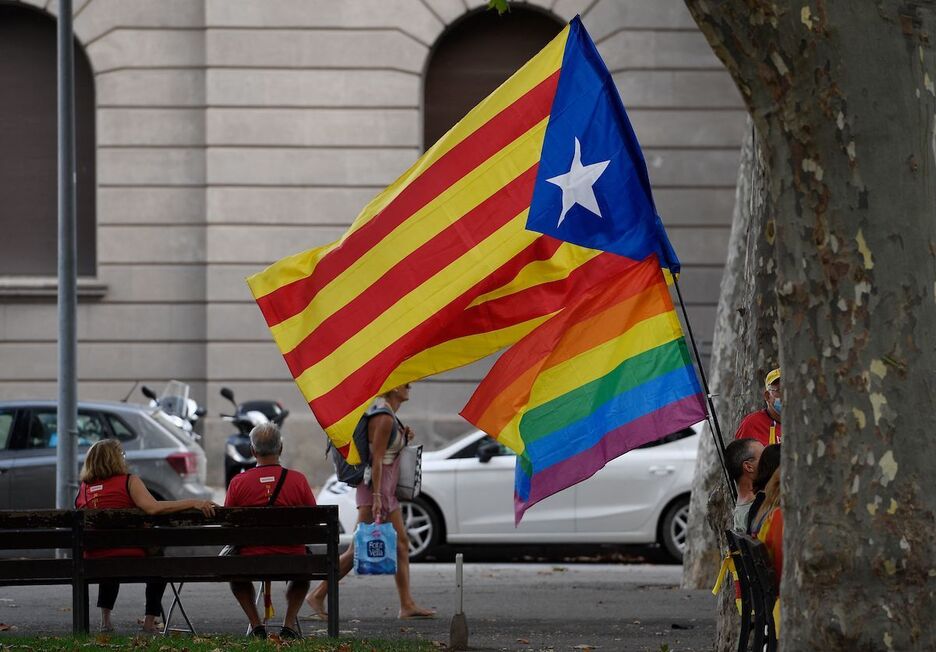 Un manifestante con una estelada y una bandera LGTBI. (Josep LAGO/AFP)