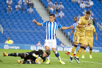 Barrenetxea, ante el portero del Levante Dani Cárdenas, marcó el gol que dio la última victoria realista. (Iñigo URIZ/FOKU)