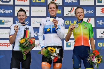 Ellen Van Dijk, flanqueada por Liane Lippert y Asa Leleivyte en el podio de Trento. (Alberto PIZZOLI/AFP)