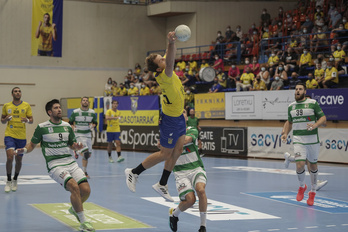 Bidasoa-Irun ha sabido salir airoso al contratiempo de la roja directa de Kauldi Odriozola. (Andoni CANELLADA / FOKU)