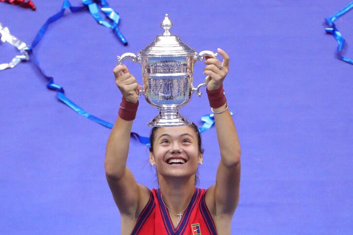 Emma Raducanu levanta el trofeo de campeona del US Open. (KENA BETANCUR / AFP)