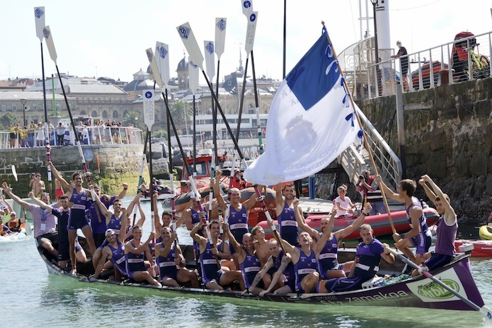Santurtziarrak, garaipena ospatzen portuan. (Andoni CANELLADA/FOKU)