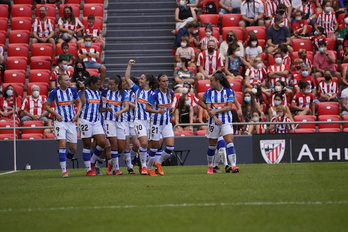 Las donostiarras celebran el gol de la victoria, que llegaba antes del cuarto de hora. (Aritz Loiola/Foku)