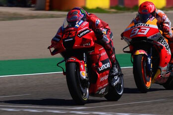 Bagnaia y Marc Márquez han tenido una encarnizada batalla hasta el último metro. (Lluis GENE/AFP)