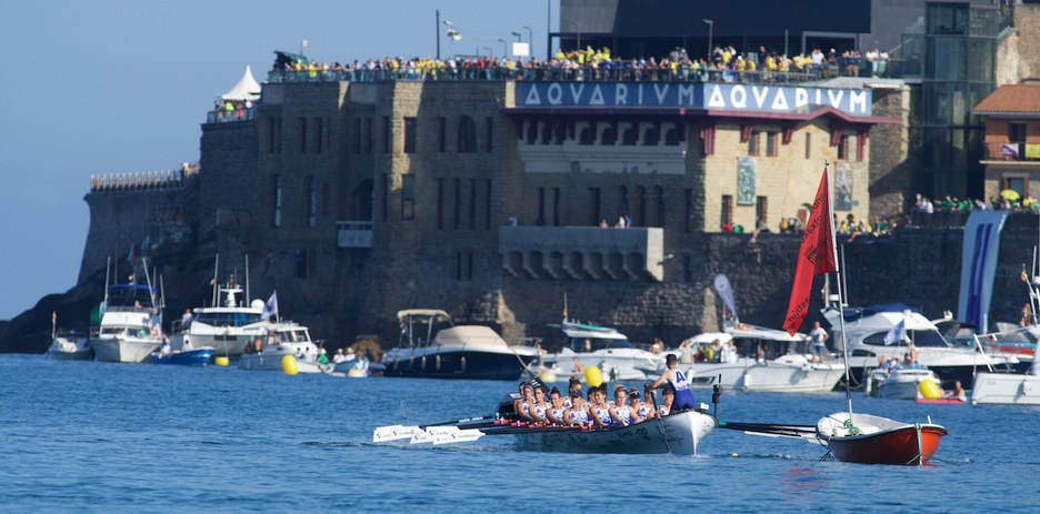 Arraun Lagunaken trainerua, Aquariumera hurbiltzen. (Jon URBE/FOKU) Arraun Lagunaken trainerua, Aquariumera hurbiltzen. (Jon URBE/FOKU)