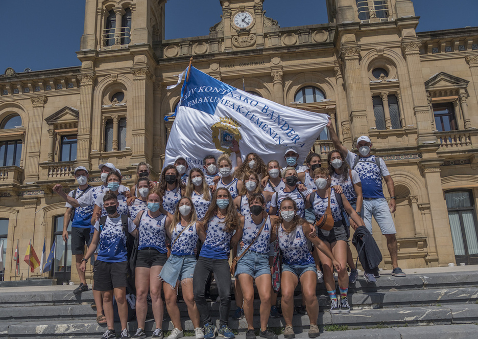 Arraun Lagunakeko neskak Donostiako Udalaren aurrean, garaipena ospatzen. (Andoni CANELLADA/FOKU) Arraun Lagunakeko neskak Donostiako Udalaren aurrean, garaipena ospatzen. (Andoni CANELLADA/FOKU)