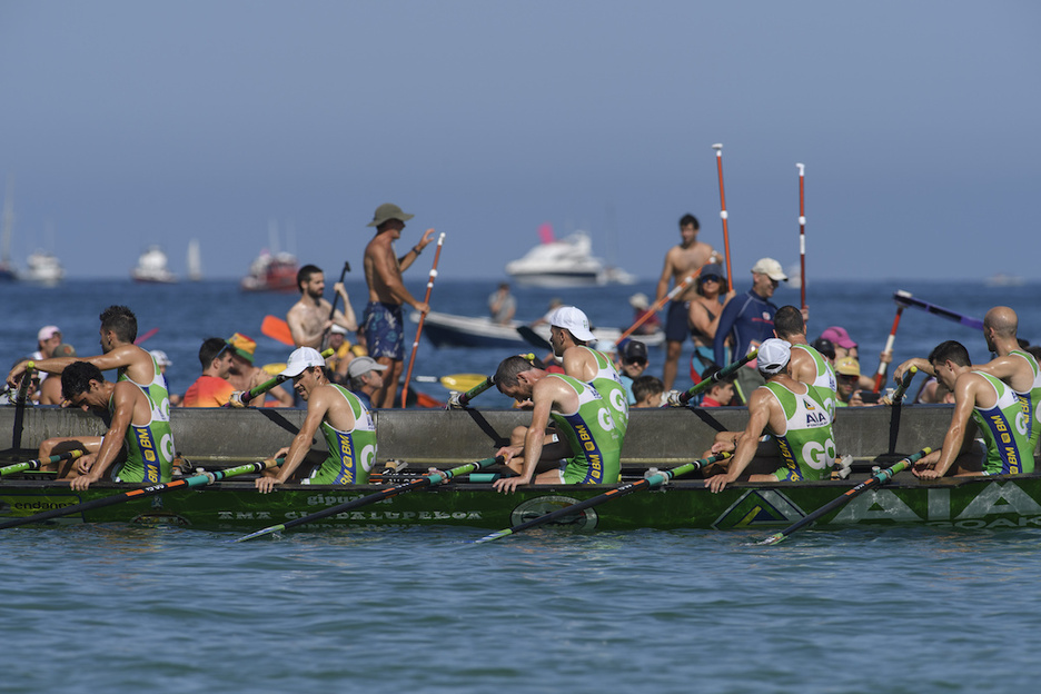 Hondarribiko arraunlariak, lur jota helmugan. (Jon URBE/FOKU) Hondarribiko arraunlariak, lur jota helmugan. (Jon URBE/FOKU)