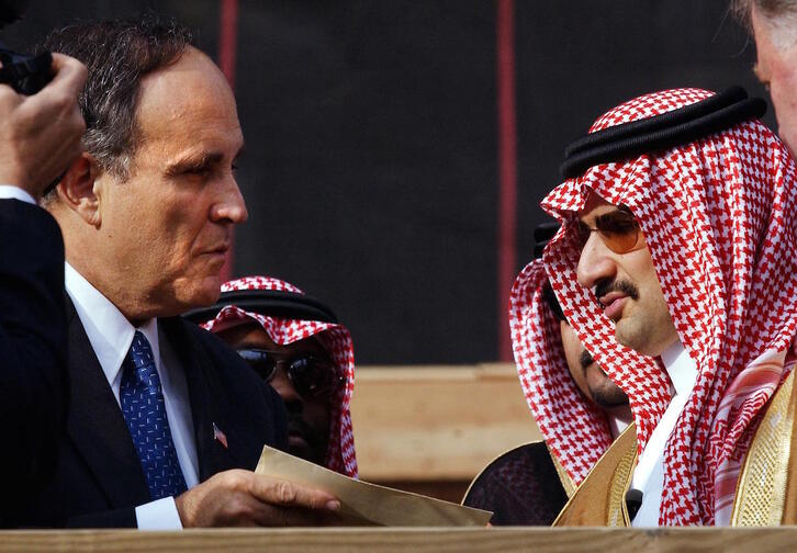 El que fuera alcalde de Nueva York en 2001, Rudolph Giuliani, recibe un cheque de 10 millones de dólares del príncipe Alwaleed Bin Talal Bin Abdulaziz, para la Fundación de las Torres Gemelas, al mes siguiente del atentado.  (Stan HONDA/AFP) 