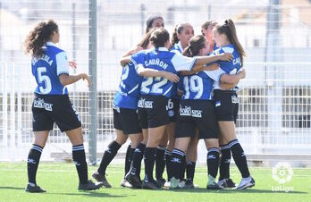 Las albiazules celebran el gol de Lice Chamorro, a diez minutos del descanso. (LaLiga)