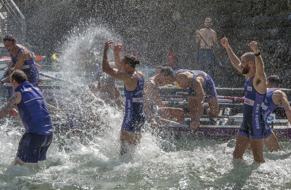Santurtziarrak, pozarren kaian. (Andoni CANELLADA/FOKU) Santurtziarrak, pozarren kaian. (Andoni CANELLADA/FOKU)