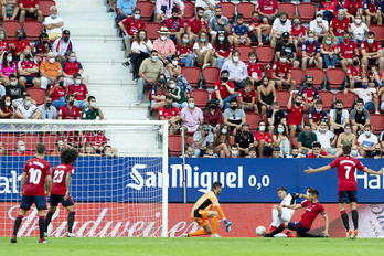 Valentziaren aukera bat, Sadarreko harmailetan 14.000 ikuslek partida adi jarraitzen duten bitartean. (Iñigo URIZ/FOKU)