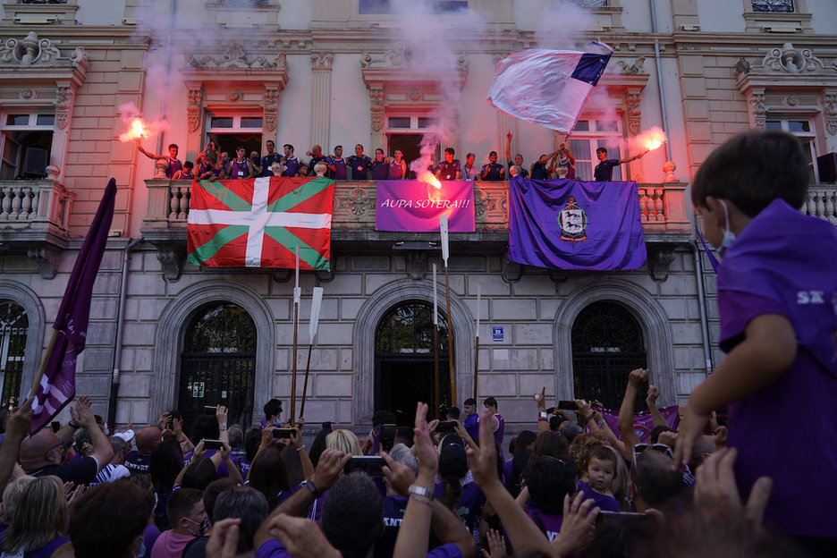 Soterari harrera egin diote arratsaldean Santurtzin. (Aritz LOIOLA/FOKU) Soterari harrera egin diote arratsaldean Santurtzin. (Aritz LOIOLA/FOKU)