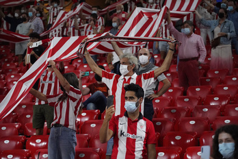 Aficionados rojiblancos en el partido ante el Mallorca. (Aritz LOIOLA / FOKU)