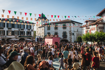 Jende andana bat bildu zen Sarako bestetan igandearekin. © Guillaume FAUVEAU 