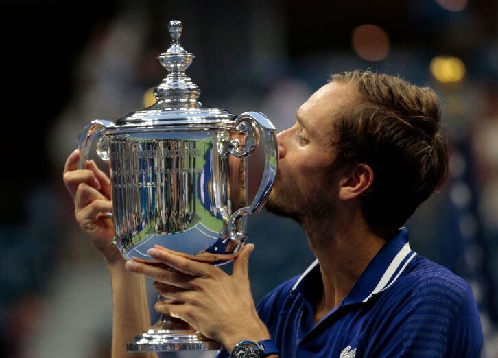 Medvedev celebra su primer título de Grand Slam. (Kena BETANCUR / AFP)