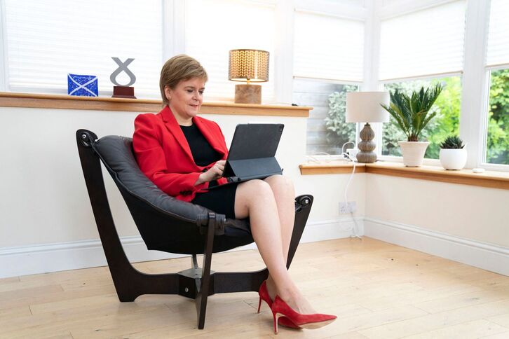 Nicola Sturgeon ha participado en la conferencia desde su despacho. (Jane BARLOW/AFP)