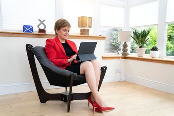 Nicola Sturgeon ha participado en la conferencia desde su despacho. (Jane BARLOW / AFP)