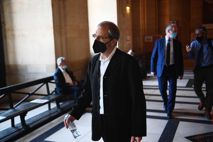 Josu Urrutikoetxea, en los pasillos del Palacio de Justicia de París. (CHRISTOPHE ARCHAMBAULT) 