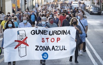 Imagen de una de las movilizaciones llevadas a cabo en la Txantrea en contra de la implantación de la zona azul en el barrio. (Jagoba MANTEROLA/FOKU)