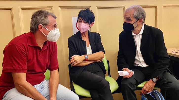 Urrutikoetxea charla en los pasillos del tribunal con Jokin Etxebarria (EH Bai) y Maddalen Iriarte (EH Bildu). (NAIZ)