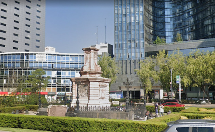 La estatua de Colón fue retirada de este pedestal, en el paseo de la Reforma, para ser restaurada, pero ya no volverá a este espacio. (Google)
