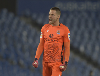 Álex Remiro agradece la forma de jugar de su equipo como ningún otro. (Jon URBE/FOKU)
