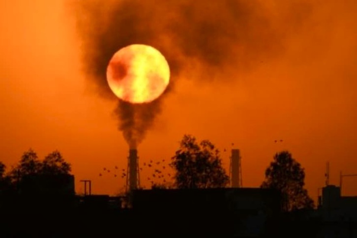 El sol se pone sobre una refinería de petróleo en la ciudad de Nasiriyah, en el sur de Irak. (AFP)