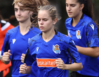 Cecilia Marcos, durante un entrenamiento con sus compañeras en Zubieta. (Real Sociedad)