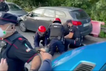 Momento de la detención de uno de los trabajadores de Petronor en la carga del 15de junio.