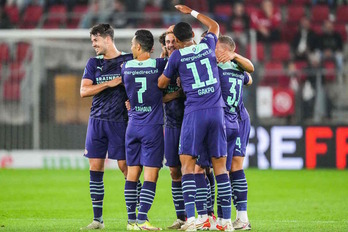 Los jugadores del PSV celebran el primero de los goles marcados el sábado al AZ Alkmaar. (Ed VAN DE POL/AFP)