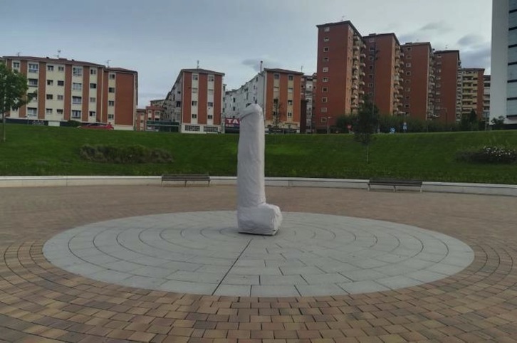 Imagen de la escultura fálica que ha aparecido esta mañana en una plaza peatonal de Iruñea. (AYUNTAMIENTO DE IRUÑEA)