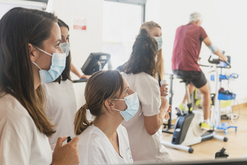 Trabajadoras de la unidad de recuperación de pacientes con secuelas duraderas de covid19 existente en el Hospital de Baiona. (Guillaume FAUVEAU)