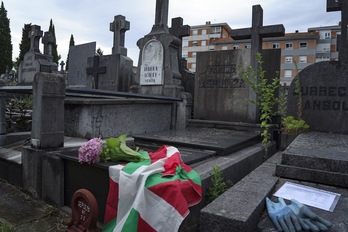 Tumba de la familia Aspiunza, donde fue enterrado el sargento Jesús izagirre hace 75 años. (Aritz LOIOLA/FOKU)