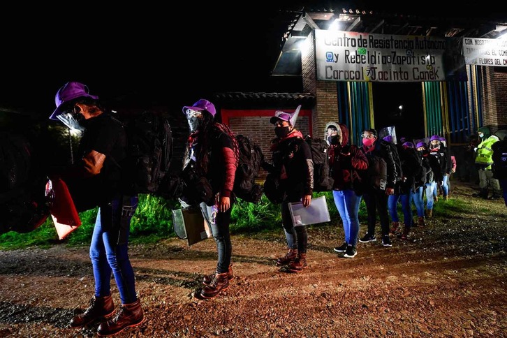 EZLNren ordezkaritzako kideen irteera, Europara abiatzeko. (Pedro PARDO/AFP)