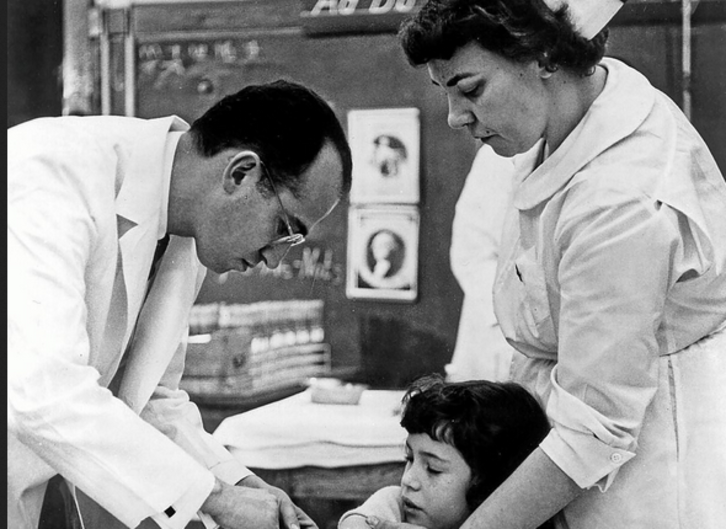 El doctor Salk inyectando la vacuna de se invención a un niño en los años 1950. (ACHIEVMENT.ORG)