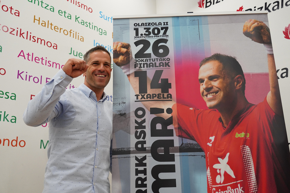 Aimar Olaizola, pozik, bere agurrerako egin dioten kartelaren ondoan. (Aritz LOIOLA/FOKU) Aimar Olaizola, pozik, bere agurrerako egin dioten kartelaren ondoan. (Aritz LOIOLA/FOKU)