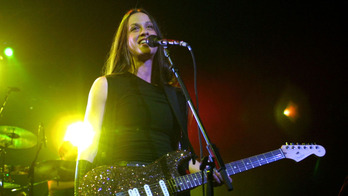 Alanis Morissette se encuentra actualmente en plena gira aniversario de 'Jagged Little Pill'. (NAIZ) 