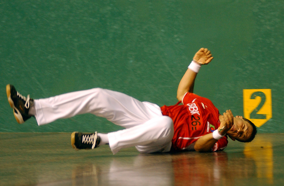 2003ko buruz buruko finala. Min hartuta, ezin izan zion Patxi Ruizi aurre egin. (Gari GARAIALDE / FOKU) 2003ko buruz buruko finala. Min hartuta, ezin izan zion Patxi Ruizi aurre egin. (Gari GARAIALDE / FOKU)