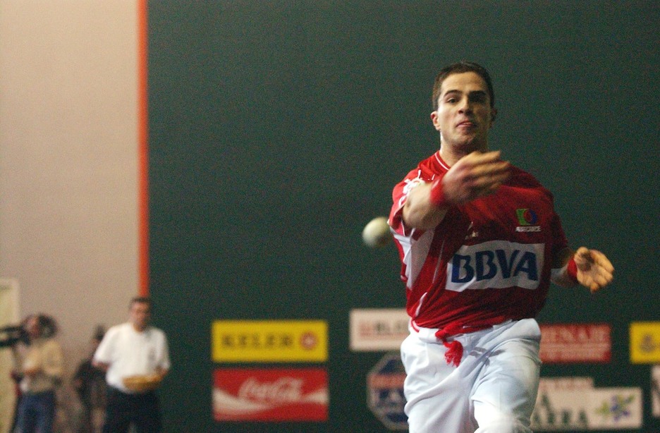 Hainbat hilabete eman zituen geldirik eta urte amaieran itzuli zen frontoietara. (Jon URBE / FOKU) Hainbat hilabete eman zituen geldirik eta urte amaieran itzuli zen frontoietara. (Jon URBE / FOKU)