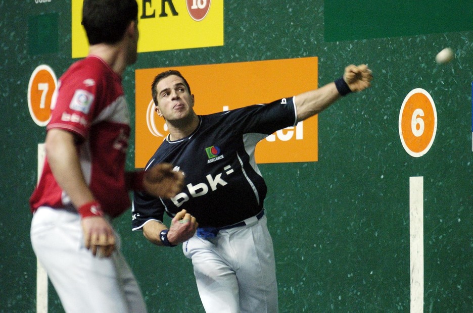 2004an, berriz ere Barriola menderatuta, bere bigarren txapela lortu zuen Lau t’erdian. (Juanan RUIZ / FOKU) 2004an, berriz ere Barriola menderatuta, bere bigarren txapela lortu zuen Lau t’erdian. (Juanan RUIZ / FOKU)