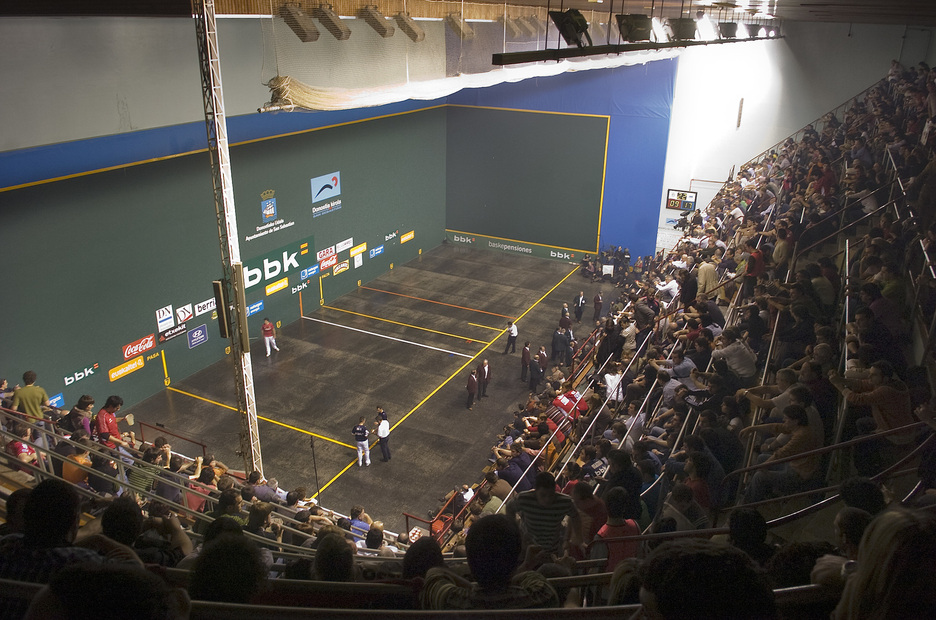 Harmailak, lepo, 2008ko Lau t’erdiko finala ikusteko. (Jon URBE / FOKU) Harmailak, lepo, 2008ko Lau t’erdiko finala ikusteko. (Jon URBE / FOKU)